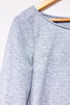 Chandail gris avec broderie aux manches (l)-Reitmans-La Penderie du Paradis 🕊