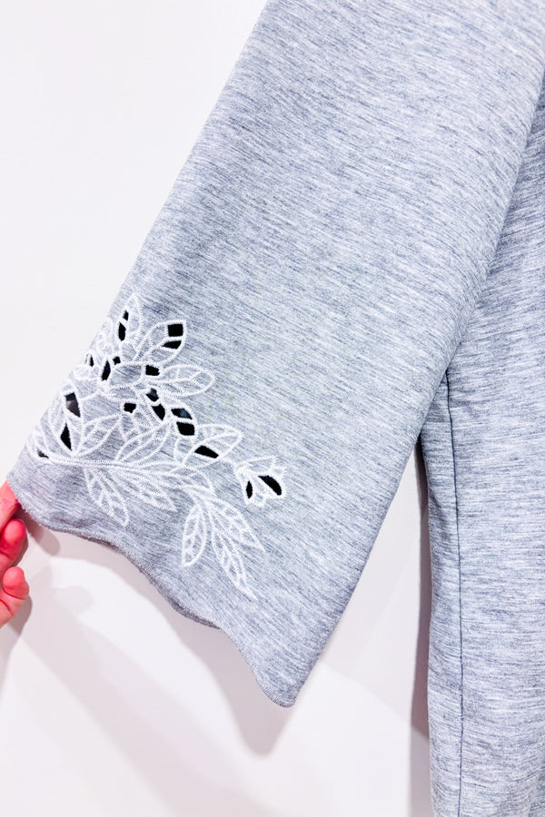 Chandail gris avec broderie aux manches (l)-Reitmans-La Penderie du Paradis 🕊