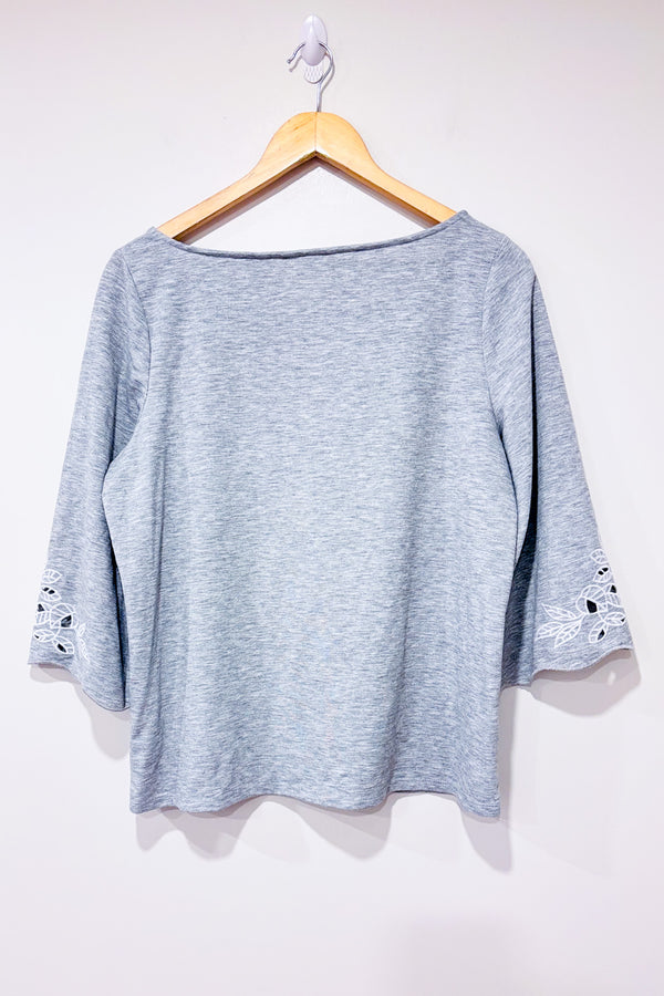 Chandail gris avec broderie aux manches (l)-Reitmans-La Penderie du Paradis 🕊