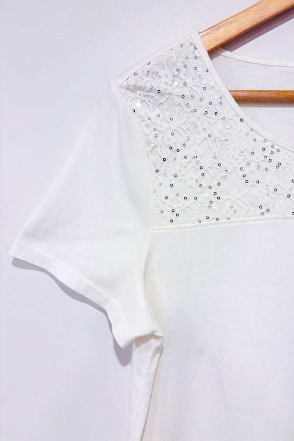 T-shirt blanc avec dentelle et paillettes (m)-Jaclyn Smith-La Penderie du Paradis 🕊