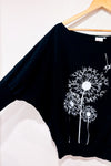 Chandail ample noir avec fleur blanche (xl)-Trop Belle Pour Toi-La Penderie du Paradis 🕊
