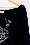 Chandail ample noir avec fleur blanche (xl)-Trop Belle Pour Toi-La Penderie du Paradis 🕊