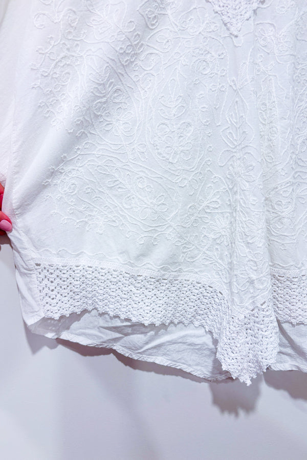 Haut blanc avec broderie fleurie (l)-Autres-La Penderie du Paradis 🕊