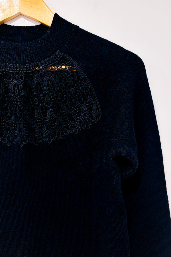 Chandail noir en tricot avec dentelle fleurie (s) seconde main - RW&CO.- La Penderie du Paradis