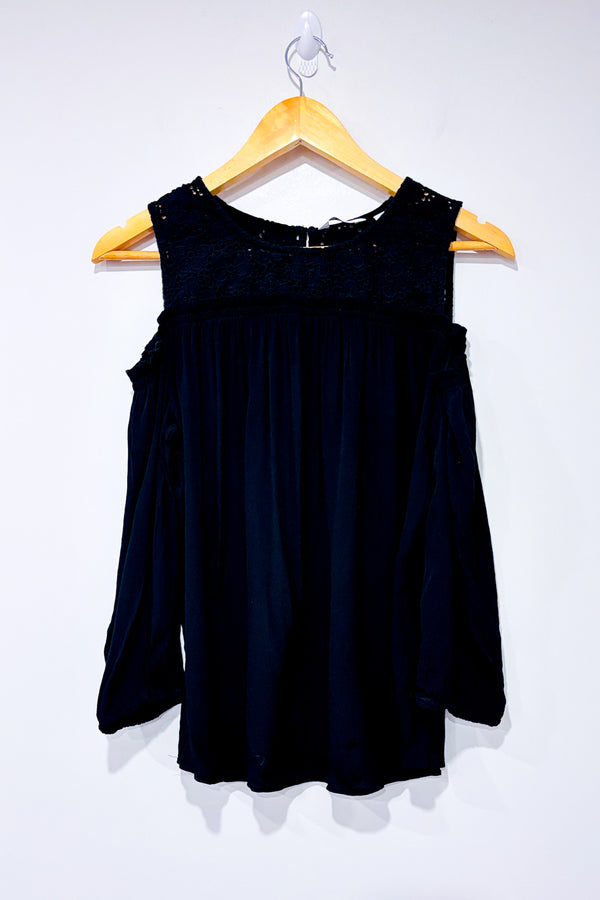 Haut noir épaules dénudées avec dentelle fleurie (l) seconde main - Reitmans- La Penderie du Paradis