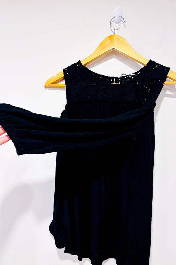 Haut noir épaules dénudées avec dentelle fleurie (l) seconde main - Reitmans- La Penderie du Paradis