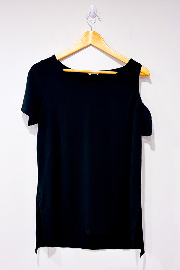 Tunique noire avec épaule dénudée seconde main - Reitmans- La Penderie du Paradis