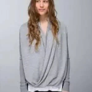Haut drapé cache-cœur gris rayé seconde main - Lululemon- La Penderie du Paradis