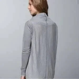 Haut drapé cache-cœur gris rayé seconde main - Lululemon- La Penderie du Paradis