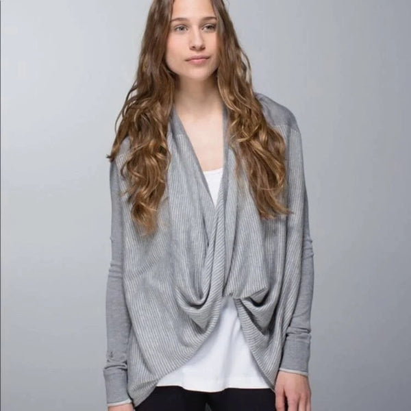 Haut drapé cache-cœur gris rayé seconde main - Lululemon- La Penderie du Paradis
