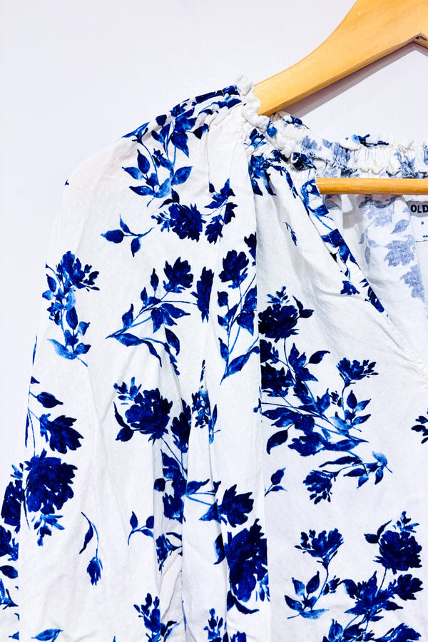Blouse fluide blanche à fleurs bleues seconde main - Old Navy- La Penderie du Paradis