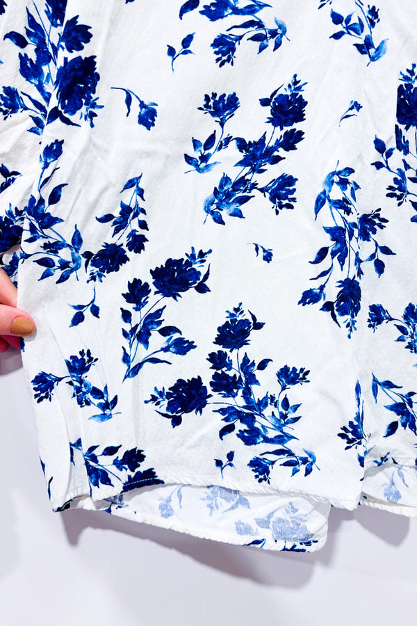 Blouse fluide blanche à fleurs bleues seconde main - Old Navy- La Penderie du Paradis