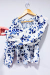 Blouse fluide blanche à fleurs bleues seconde main - Old Navy- La Penderie du Paradis