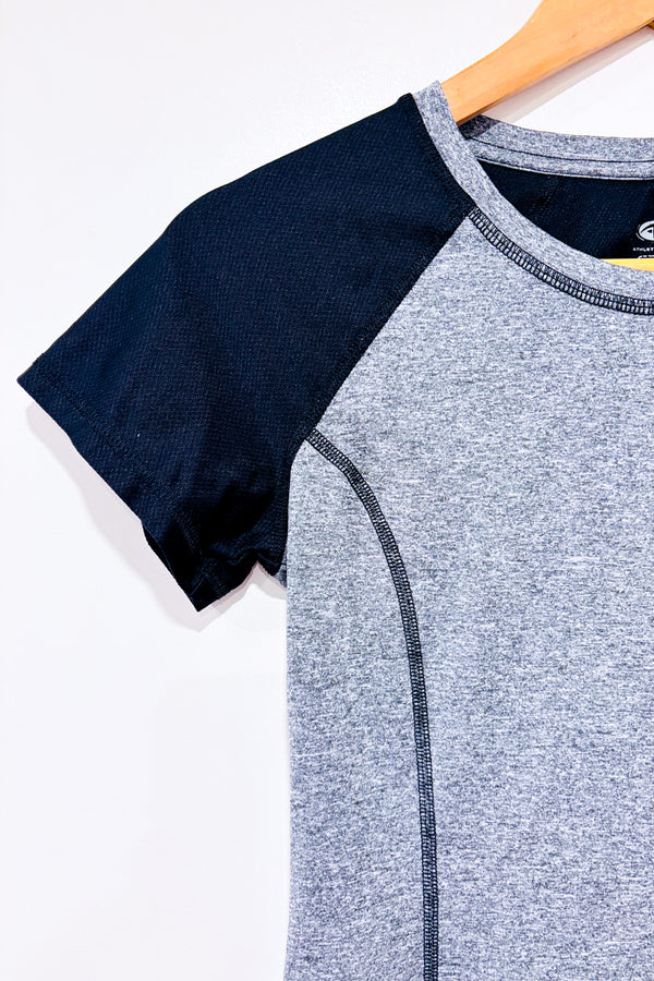 T-shirt sport gris et noir seconde main - Athletic Works- La Penderie du Paradis