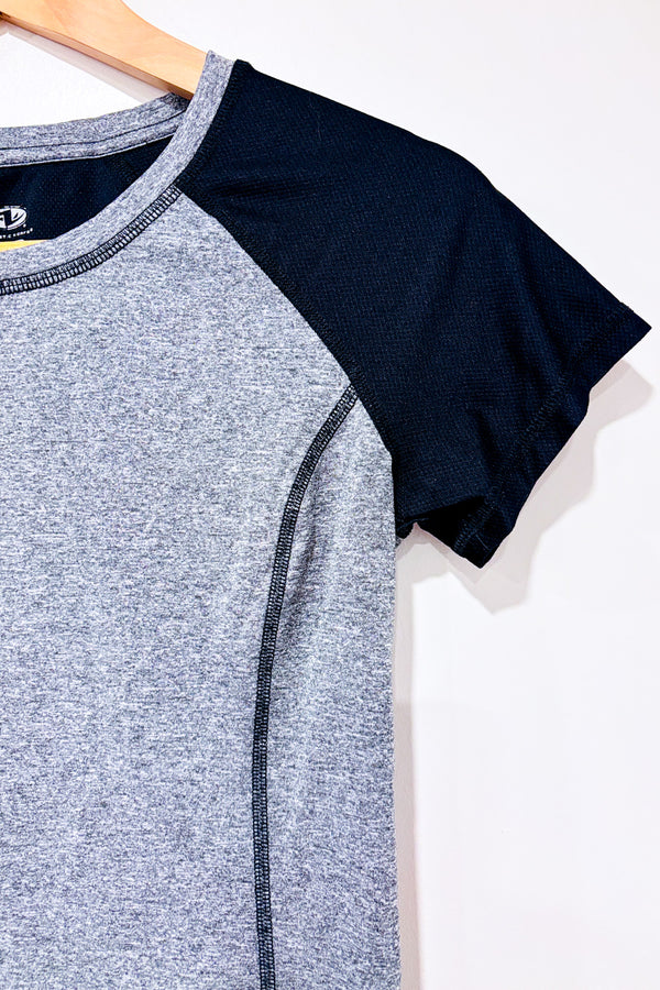 T-shirt sport gris et noir seconde main - Athletic Works- La Penderie du Paradis