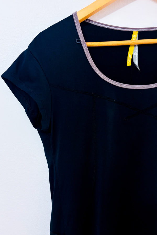 T-shirt sport noir seconde main - Lolë- La Penderie du Paradis