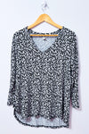 Chandail Old Navy noir à petites fleurs grises, col en V, manches longues et ourlet plus long au dos