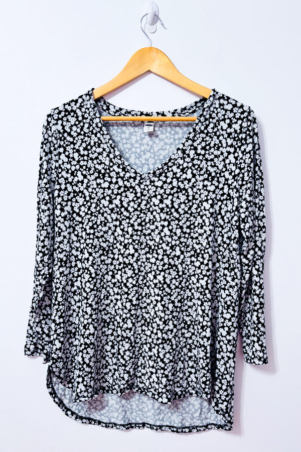 Chandail Old Navy noir à petites fleurs grises, col en V, manches longues et ourlet plus long au dos