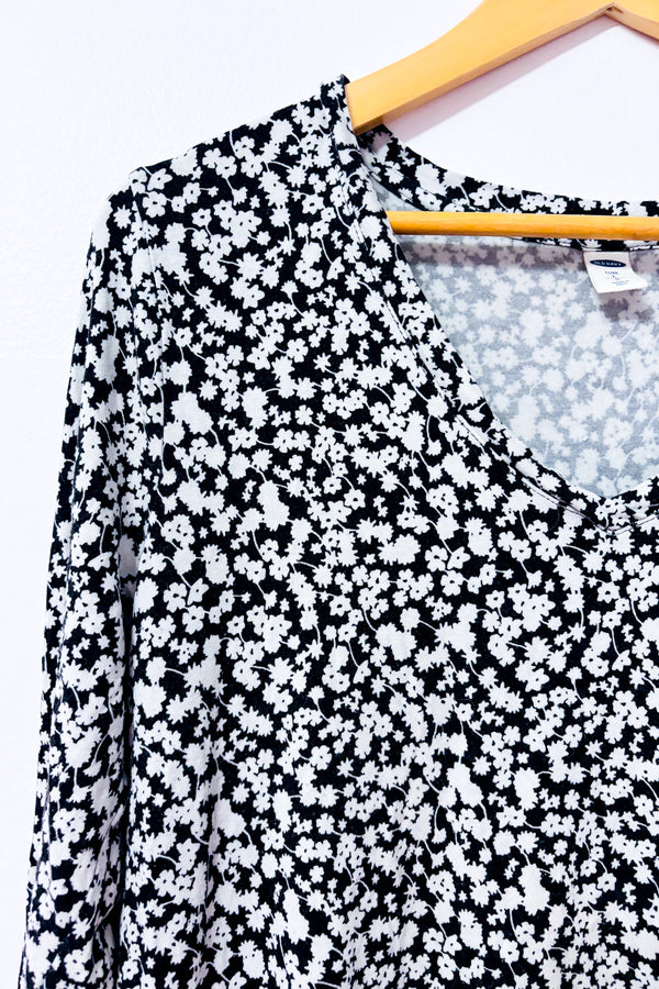 Chandail noir et gris fleuri à col en V seconde main - Old Navy- La Penderie du Paradis