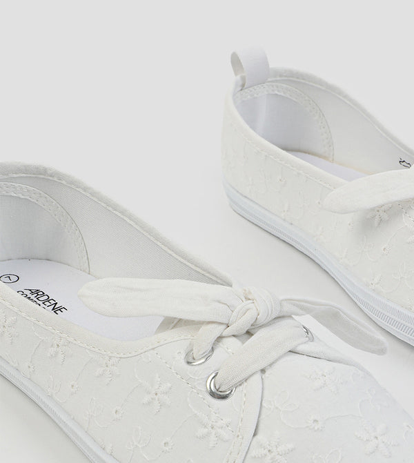 Chaussures blanches en dentelle style ballerine seconde main - Ardene- La Penderie du Paradis