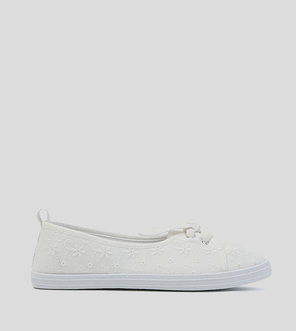 Chaussures blanches en dentelle style ballerine seconde main - Ardene- La Penderie du Paradis