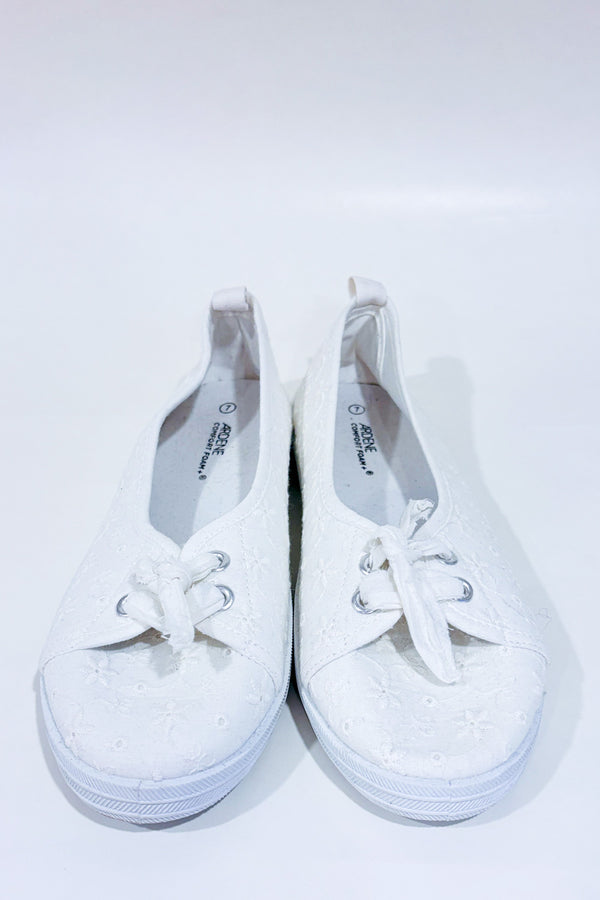 Chaussures blanches en dentelle style ballerine seconde main - Ardene- La Penderie du Paradis