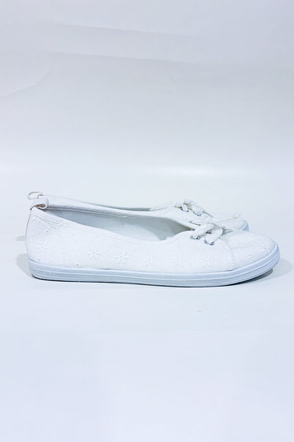 Chaussures blanches en dentelle style ballerine seconde main - Ardene- La Penderie du Paradis