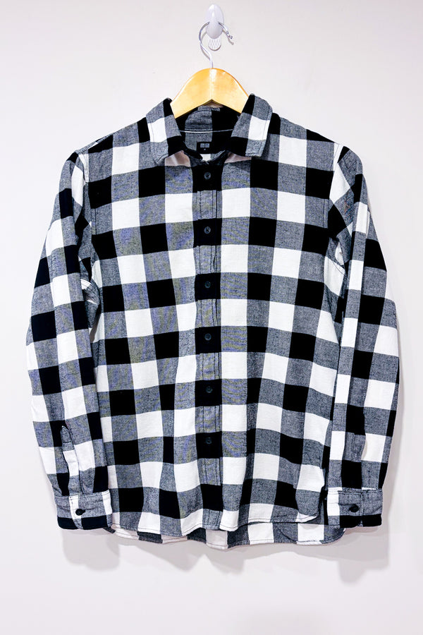 Chemise noire et blanche à carreaux en flanelle (m) seconde main - Uniqlo- La Penderie du Paradis