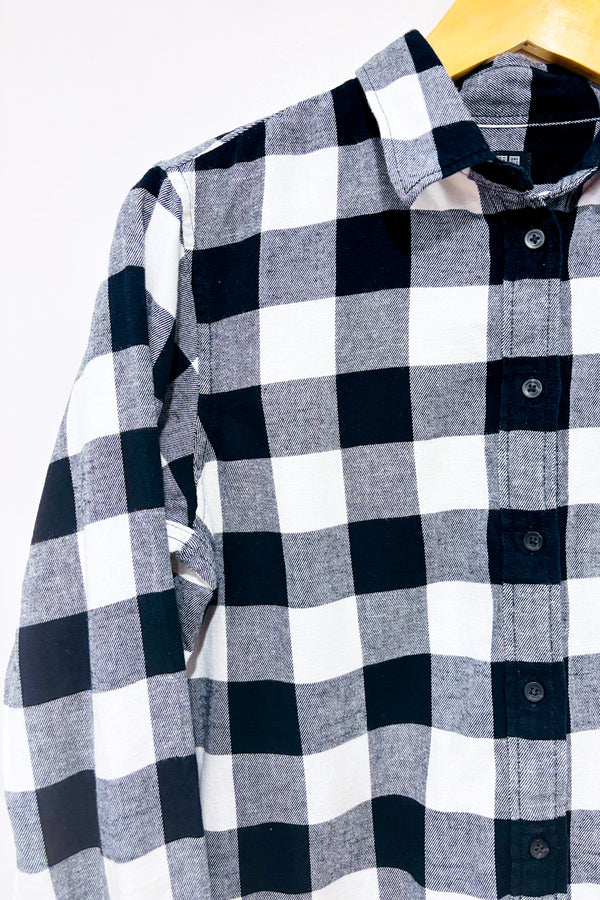 Chemise noire et blanche à carreaux en flanelle (m) seconde main - Uniqlo- La Penderie du Paradis