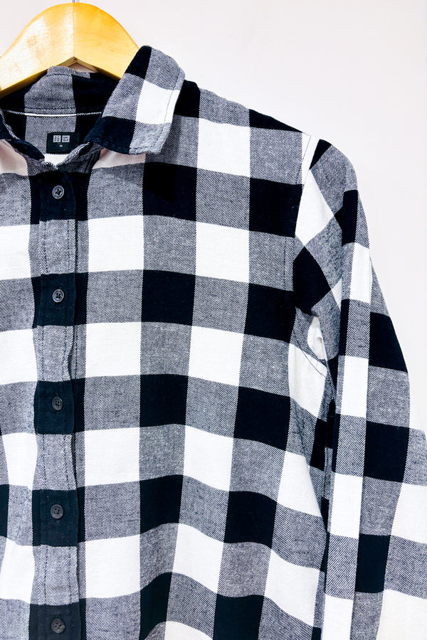 Chemise noire et blanche à carreaux en flanelle (m) seconde main - Uniqlo- La Penderie du Paradis