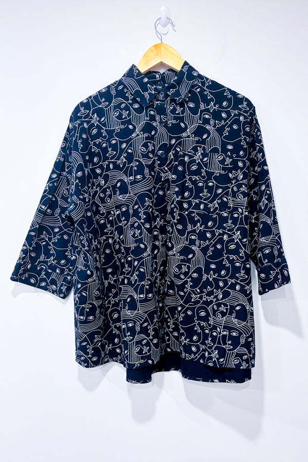 Chemise ample noire à motifs visages graphiques* seconde main - Simons- La Penderie du Paradis