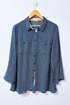 Blouse Grenier bleue et blanche à petits motifs, col chemisier, boutons et deux poches poitrine