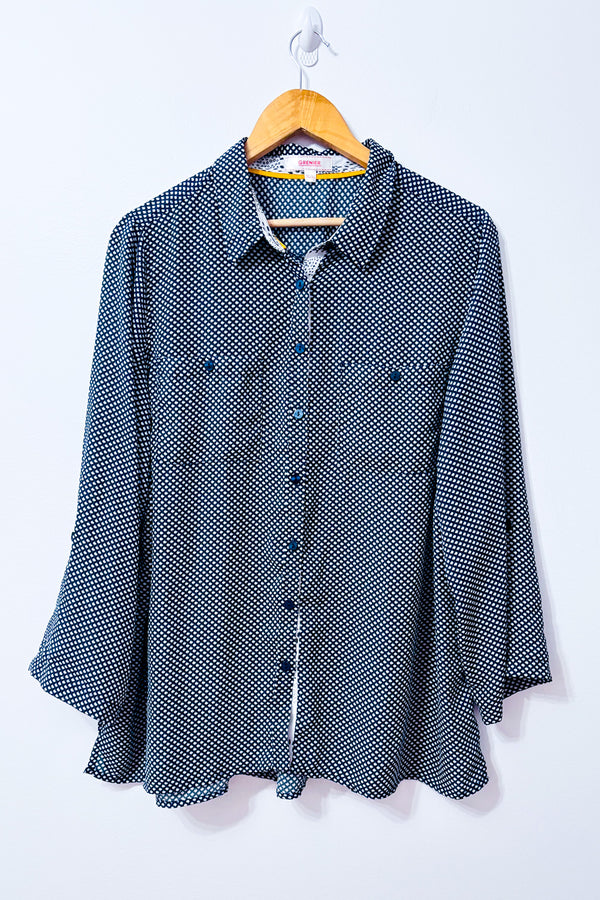 Blouse Grenier bleue et blanche à petits motifs, col chemisier, boutons et deux poches poitrine