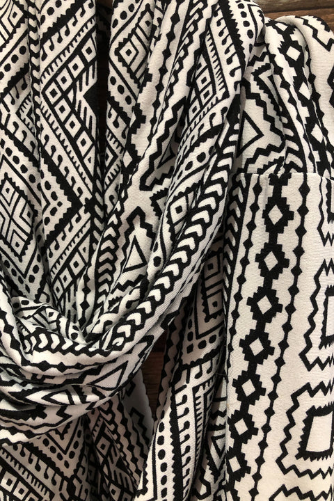 Foulard noir et blanc motif géométrique seconde main New Women Design   