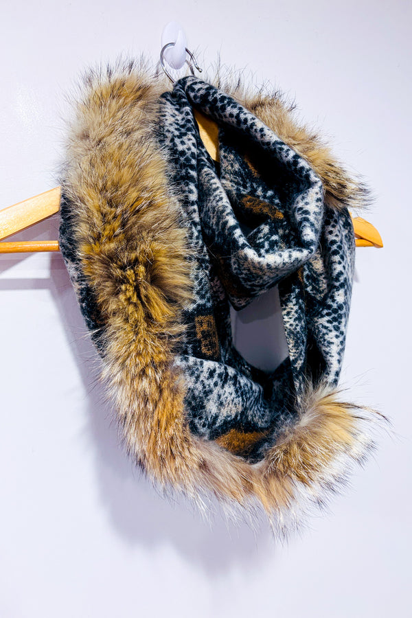 Foulard infini beige et brun avec fourrure seconde main - Louiseries- La Penderie du Paradis