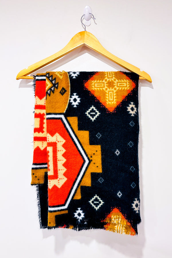 Écharpe oversized en tricot noir et orange à motifs géométriques seconde main - Misk- La Penderie du Paradis