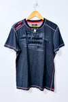 T-shirt gris rayé à imprimé graphique seconde main - TXT- La Penderie du Paradis