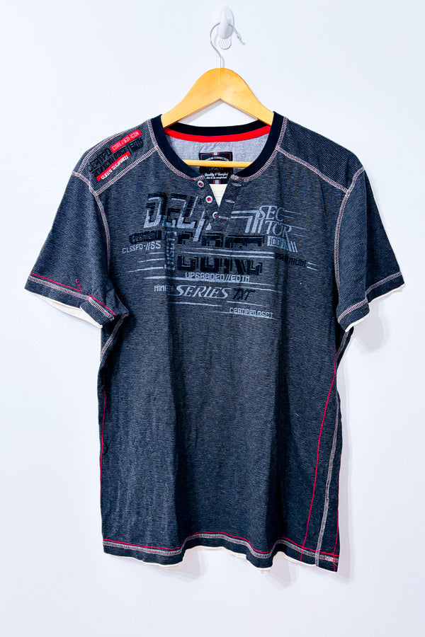 T-shirt gris rayé à imprimé graphique seconde main - TXT- La Penderie du Paradis