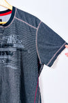 T-shirt gris rayé à imprimé graphique seconde main - TXT- La Penderie du Paradis