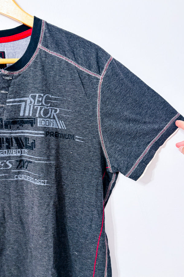 T-shirt gris rayé à imprimé graphique seconde main - TXT- La Penderie du Paradis