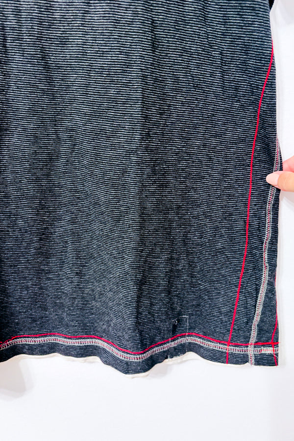T-shirt gris rayé à imprimé graphique seconde main - TXT- La Penderie du Paradis
