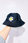 Chapeau noir avec fleur seconde main - Groovy Chick Graphics Co- La Penderie du Paradis