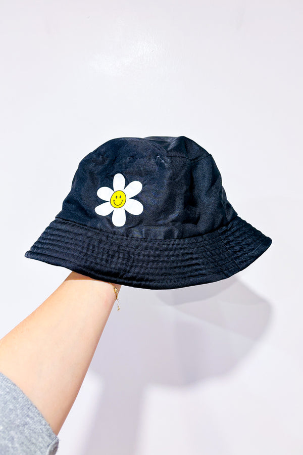 Chapeau noir avec fleur seconde main - Groovy Chick Graphics Co- La Penderie du Paradis