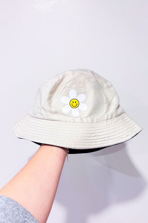 Chapeau beige avec fleur seconde main - Groovy Chick Graphics Co- La Penderie du Paradis