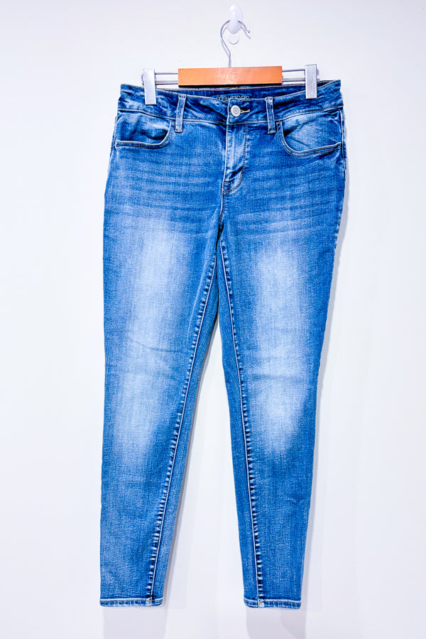 Jeans bleu délavé jambe étroite mid-rise (m)-Maurices-La Penderie du Paradis 🕊