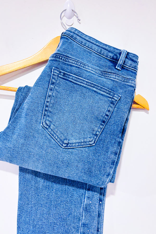 Jeans bleu pâle jambe droite avec petits diamants* seconde main - Michael Kors- La Penderie du Paradis