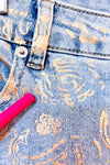Jeans bleu pâle à motif paisley doré* seconde main - Melanie Lyne- La Penderie du Paradis