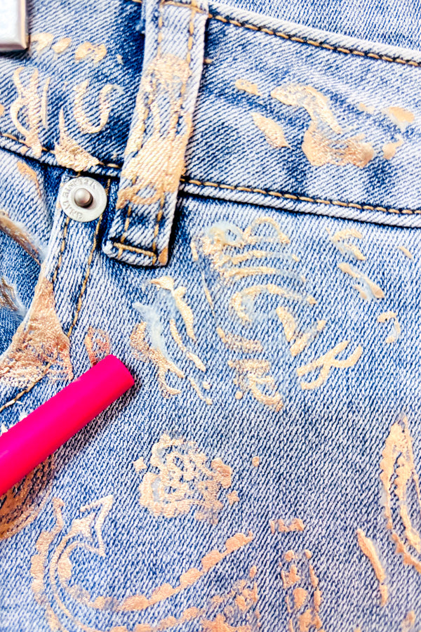 Jeans bleu pâle à motif paisley doré* seconde main - Melanie Lyne- La Penderie du Paradis