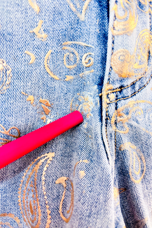 Jeans bleu pâle à motif paisley doré* seconde main - Melanie Lyne- La Penderie du Paradis