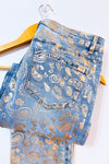 Jeans bleu pâle à motif paisley doré* seconde main - Melanie Lyne- La Penderie du Paradis